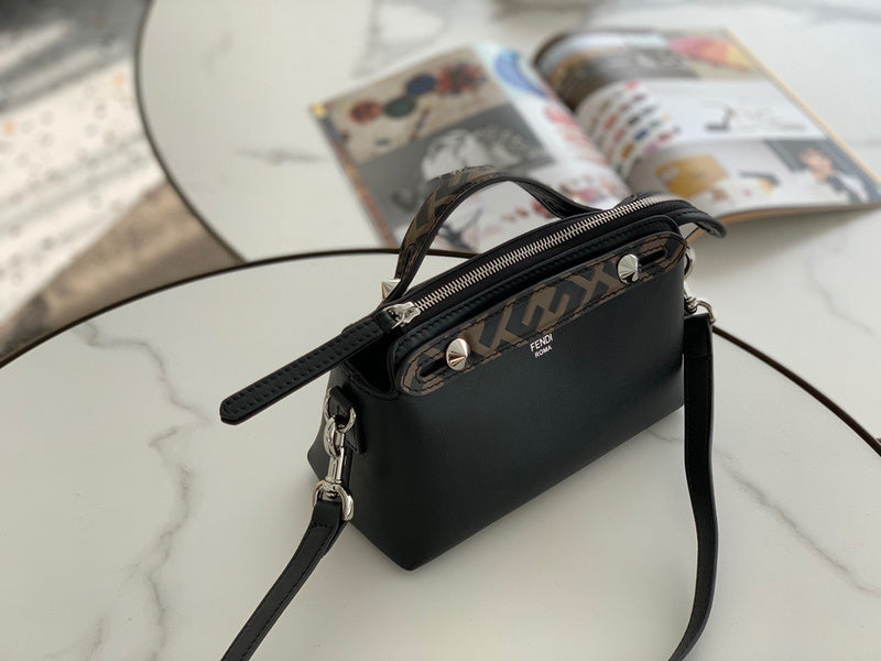 Ziva's Charm handbag – detail view (Standard Size)
