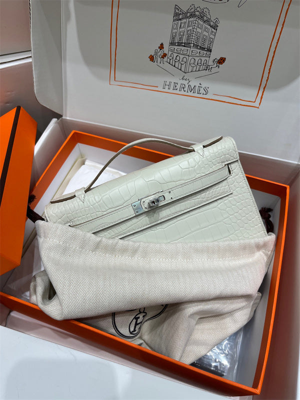  tailored tote bag styled with outfit 18