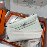  tailored tote bag styled with outfit 18