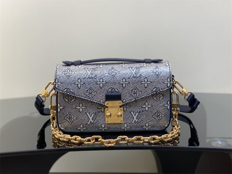  crossbody bag interior and compartment view