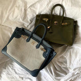  Elegant shoulder bag front view