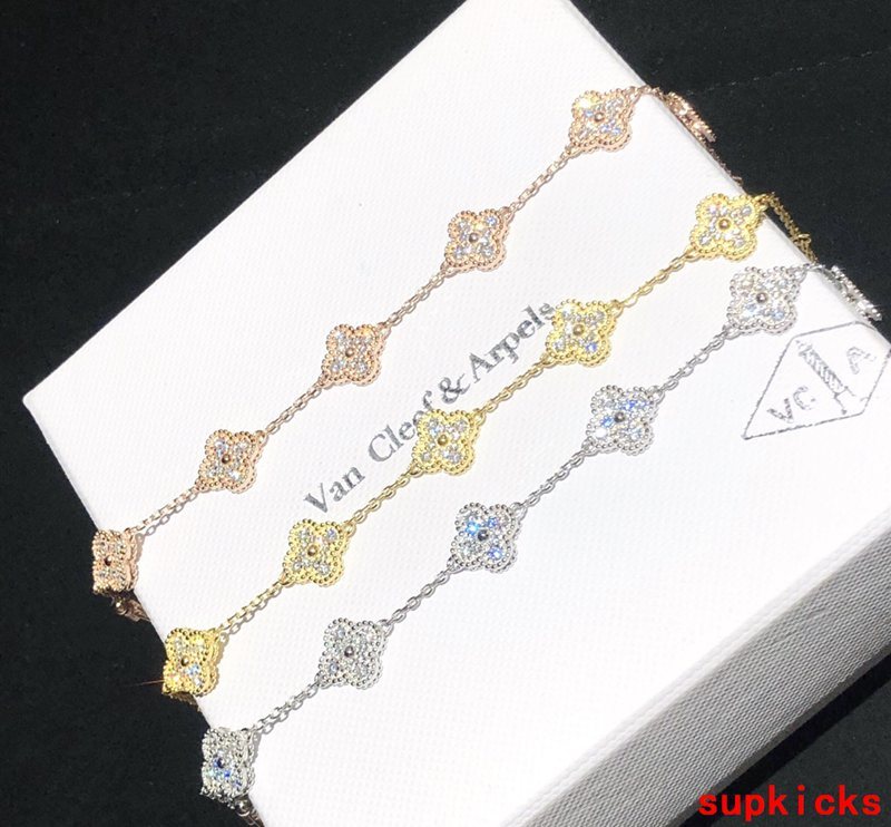 Front view of Van Cleef & Arpels unisex jewelry piece