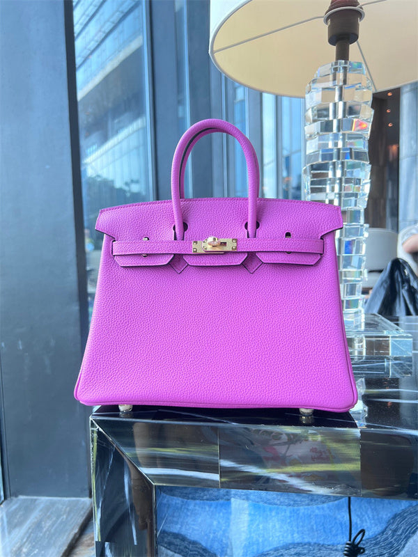  Contemporary tote bag carried on shoulder 10