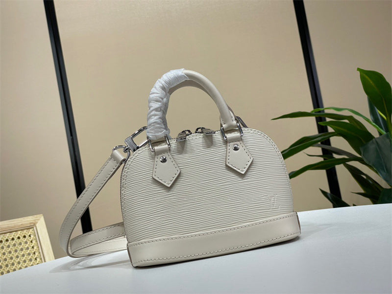  Refined top-handle bag front view