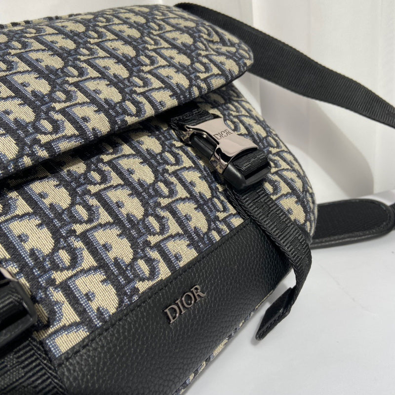 Handle and strap detail of structured sleek women's handbag – women's statement bag