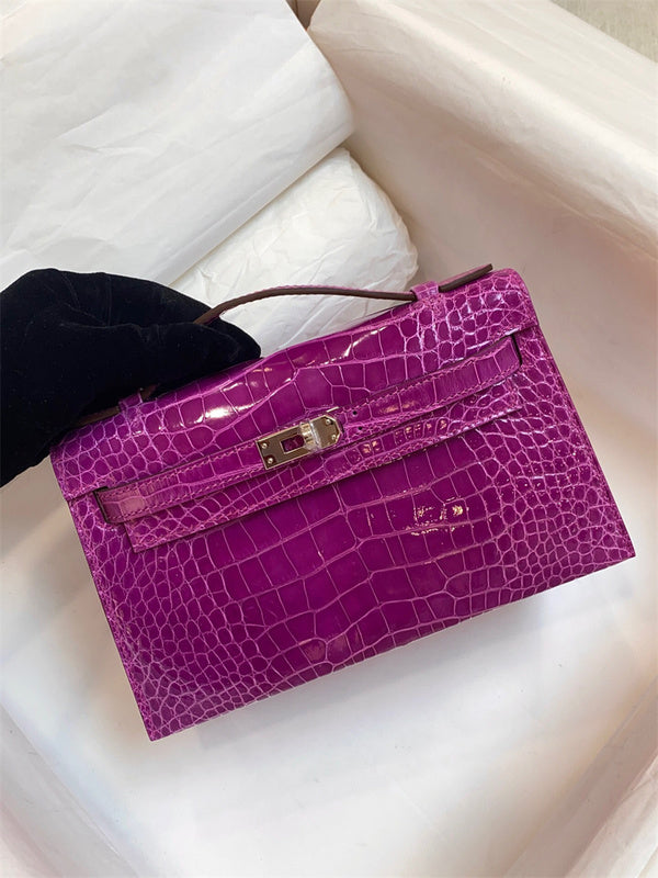  smart carryall bag detail view showing craftsmanship 44