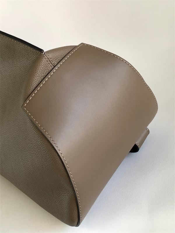 Ziva's Charm handbag – front view (47cm*25cm*17cm)