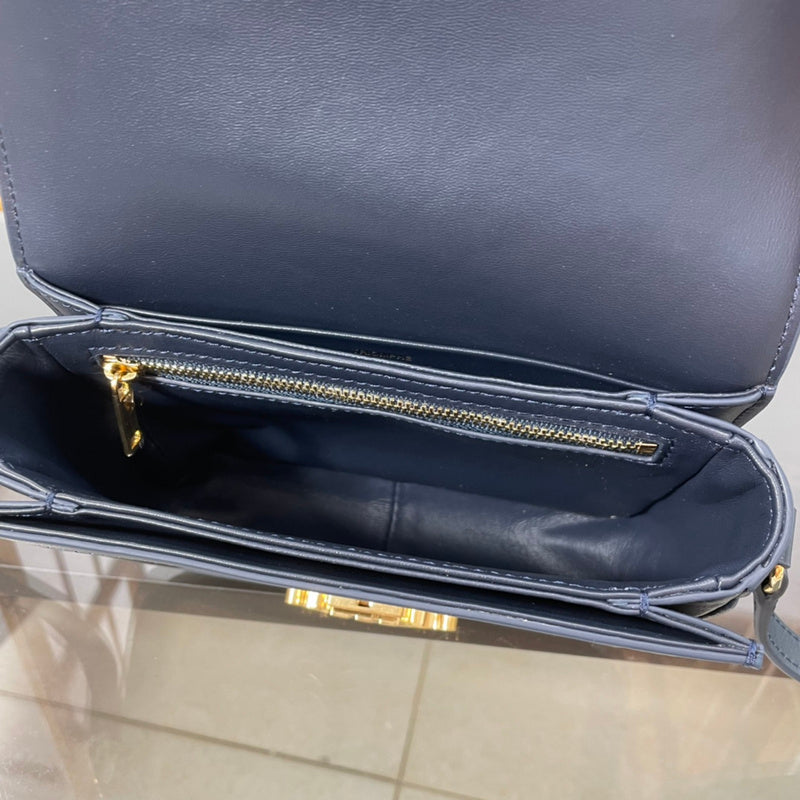 Side profile of chic modern women's handbag – women's luxury accessory