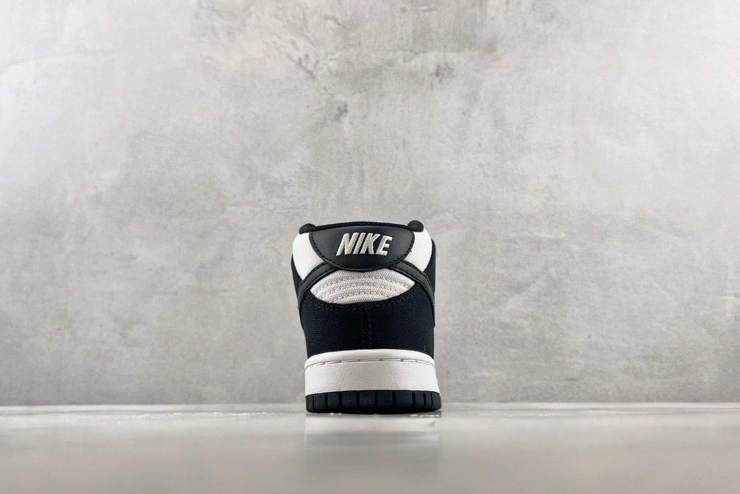 Front view of Nike Mid premium dunk mid
