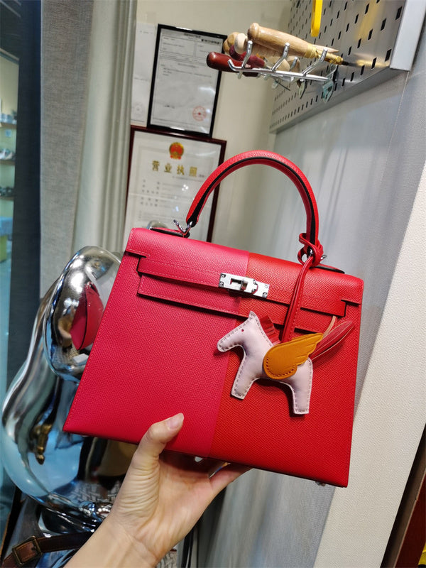  Refined tote bag carried on shoulder