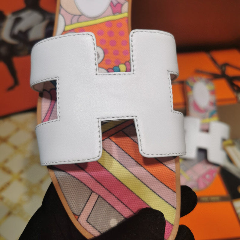 Hermès Nude Flat Thong Sandals - Heel Detail View