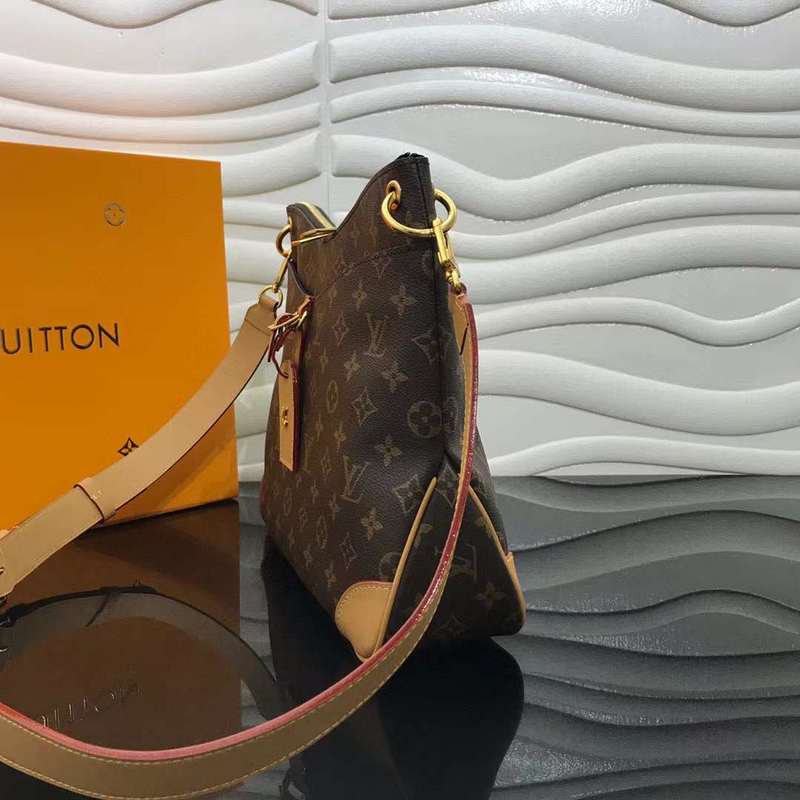 Close-up detail of everyday-luxe modern women's handbag – women's luxury handbag