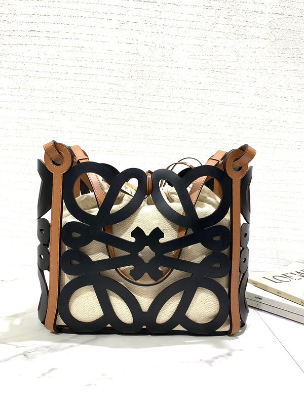 Ziva's Charm handbag – detail view (32cm*12cm*25.5cm)