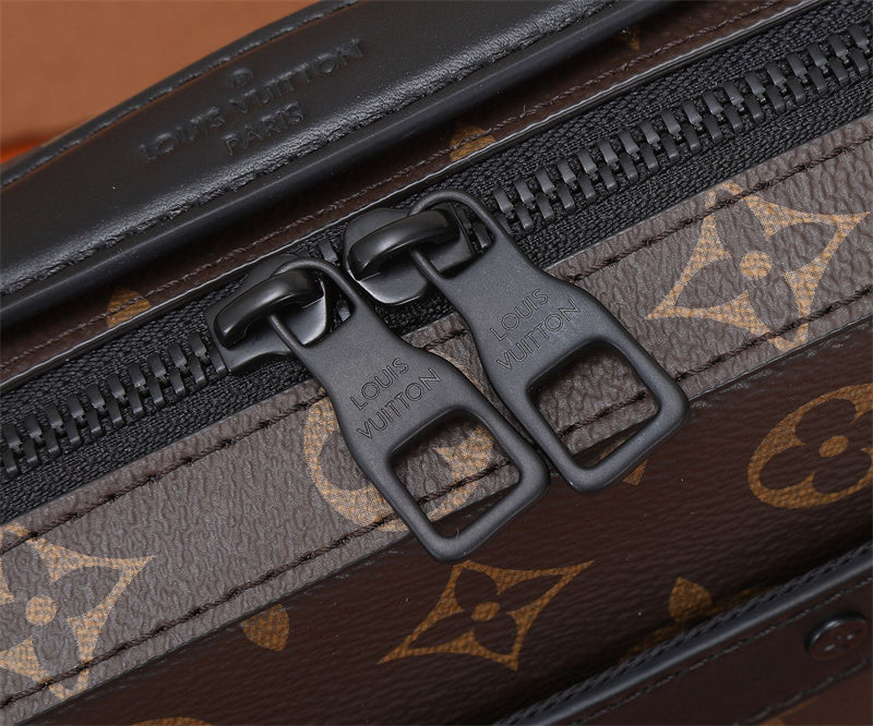 tote bag close-up of hardware and finish
