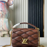  Sophisticated shoulder bag front view