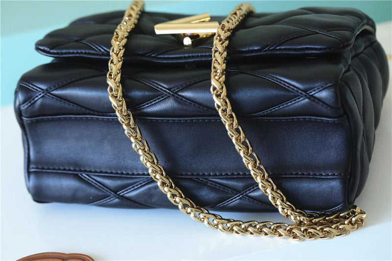  streamlined carryall bag styled with outfit 12