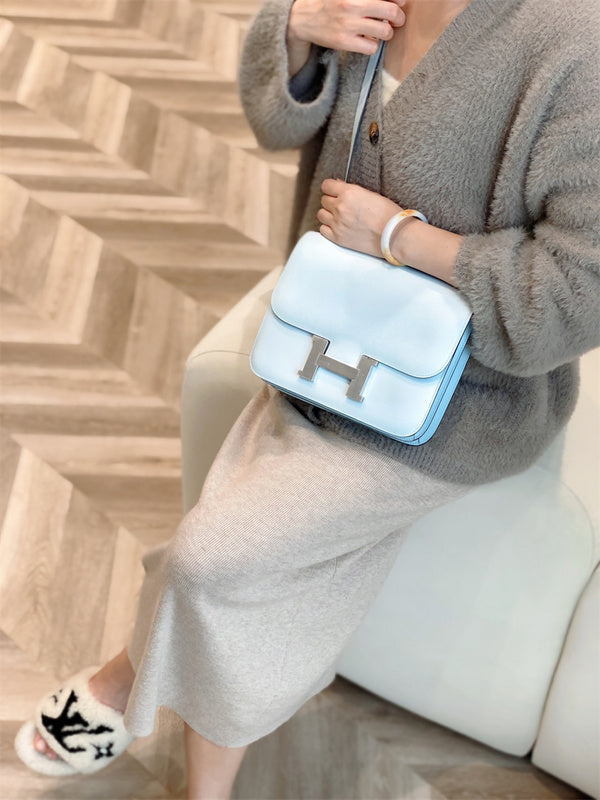 Streamlined bag women's premium everyday handbag