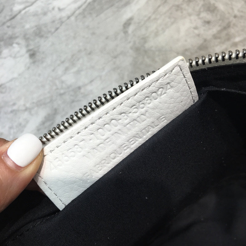 Zivas Charm Modern Minimalist Look Statement Handbag (Timeless Wardrobe Addition) – Lifestyle Shot