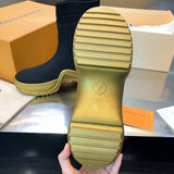 Three-quarter angle view of Louis Vuitton luxury piece style No.141