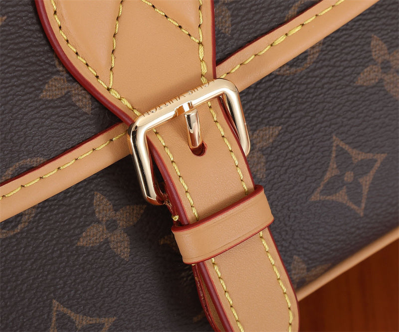  shoulder bag interior and compartment view 9