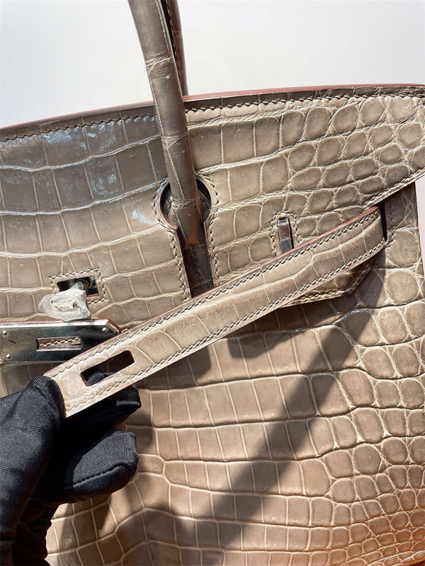  structured bag interior and compartment view 9