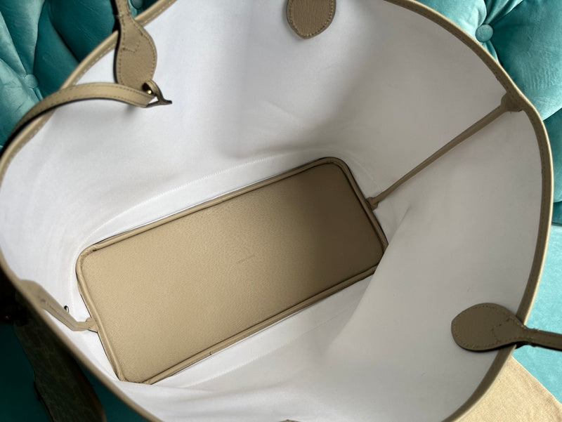 Side profile of modern signature women's handbag – women's designer-style accessory