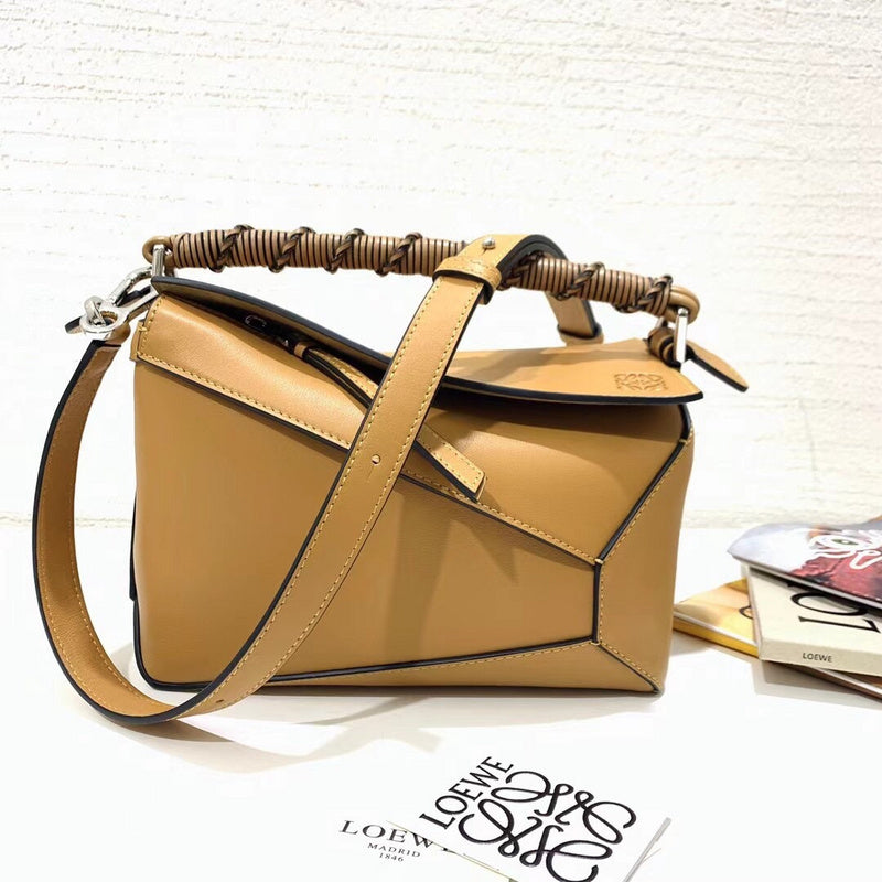 Ziva's Charm handbag – close-up view (24cm*16cm*10cm)