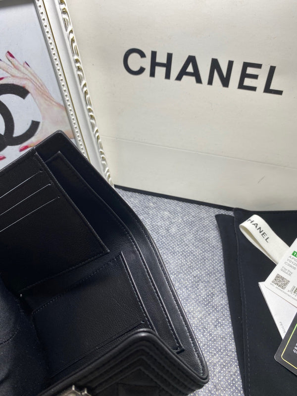  handbag, compact everyday style, image 5