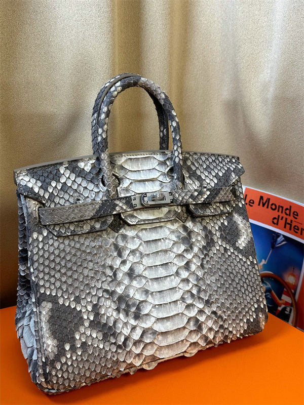  Modern everyday bag front view