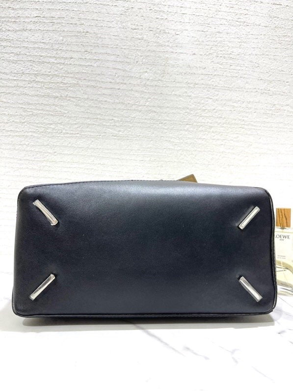 Ziva's Charm handbag – interior view (33.5cm*16.5cm*24cm)