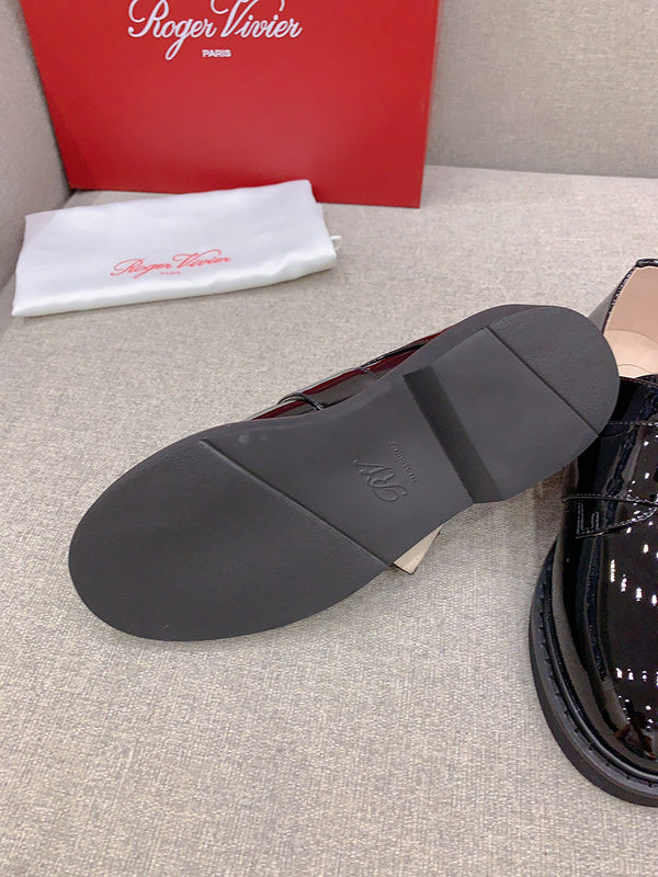 Three-quarter angle view of Roger Vivier luxury piece style No.090