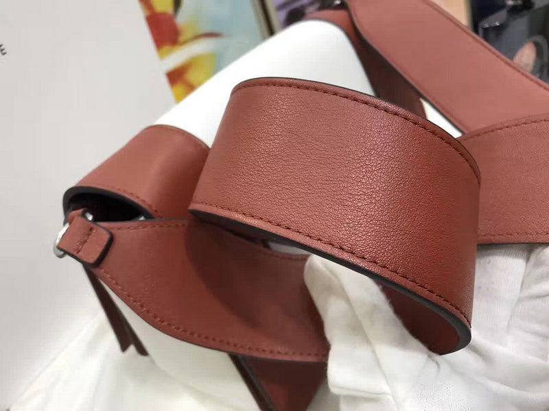 Handle and strap detail of premium modern women's handbag – women's luxury accessory