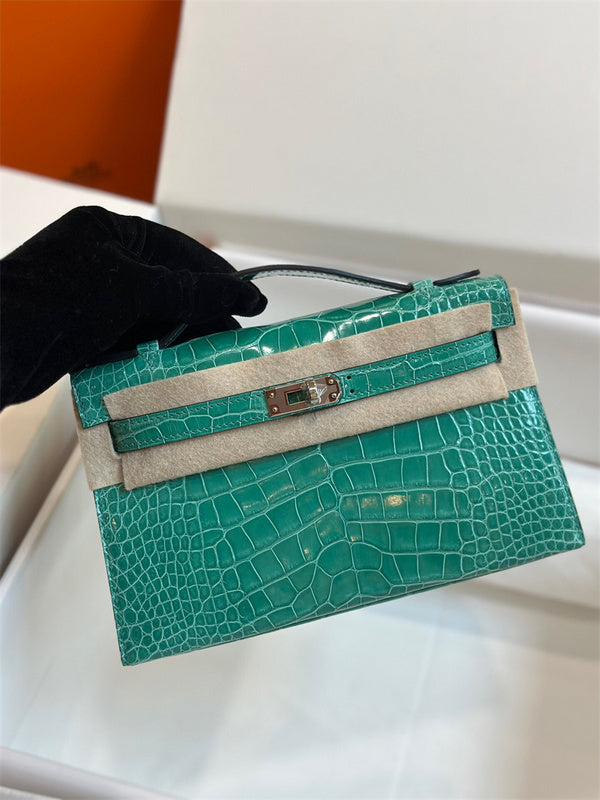  smart carryall bag styled with outfit 48