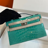  smart carryall bag styled with outfit 48
