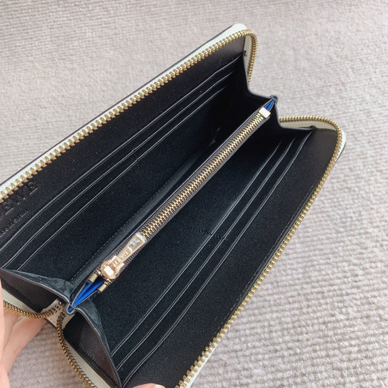 Ziva's Charm handbag – angled view (Standard Size)