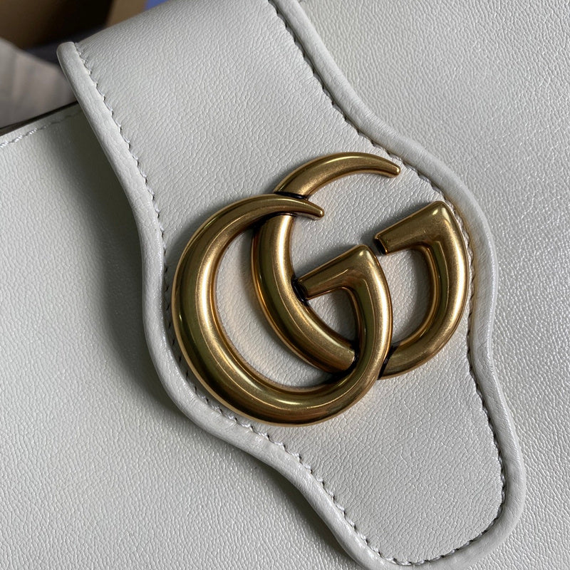 Handle and strap detail of classic elevated women's handbag – women's premium purse