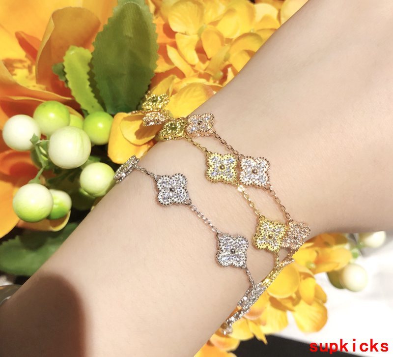 Full view of Van Cleef & Arpels unisex jewelry piece