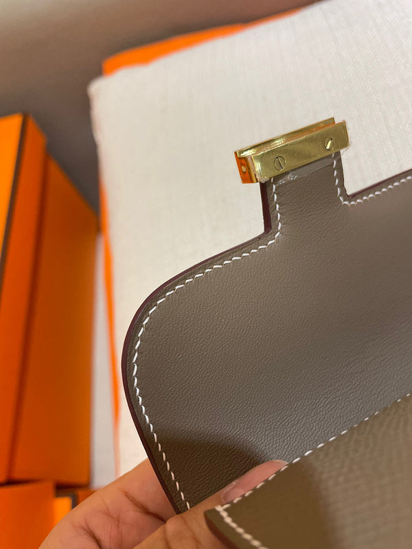 Crisp handbag styled for everyday wear