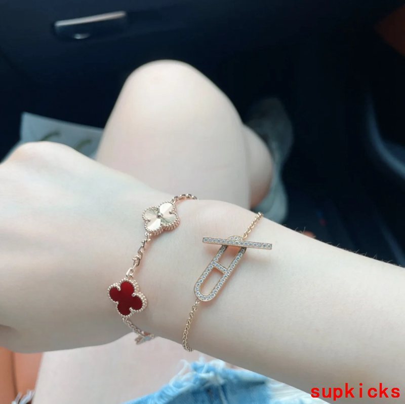 Angled view of Van Cleef & Arpels unisex jewelry piece