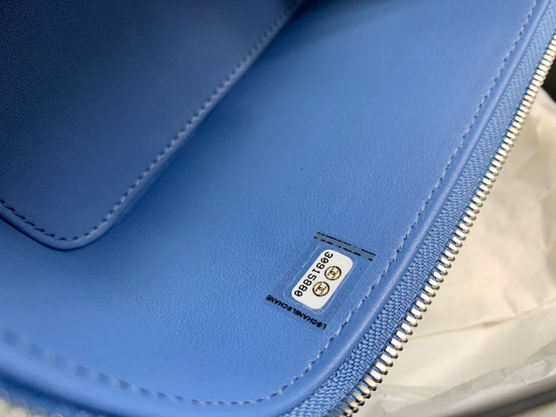  handbag, compact everyday style, image 3