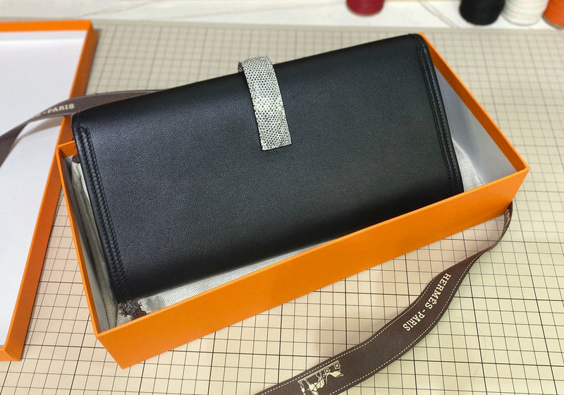 Fluid handbag styled for everyday wear
