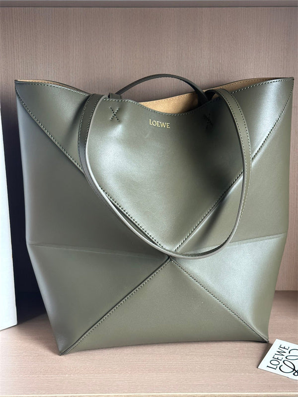 Ziva's Charm handbag – angled view (16.5cm*9.5cm*20cm)
