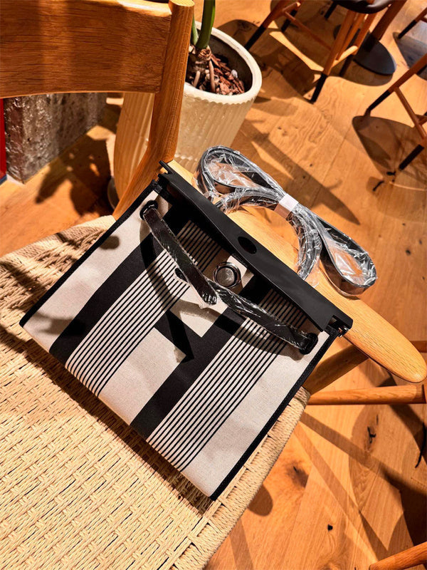  Effortless shoulder bag carried on shoulder 10