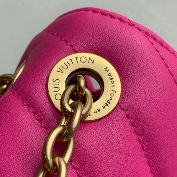 Handle and strap detail of statement modern women's handbag – women's luxury handbag