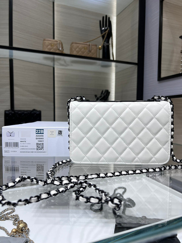 Zivas Charm Understated Luxury Designer Handbag (Modern Wardrobe Staple) – Close-Up Detail