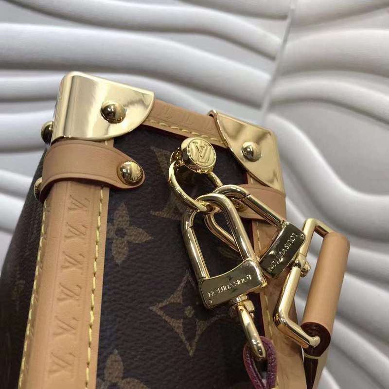 Handle and strap detail of structured chic women's handbag – women's everyday handbag