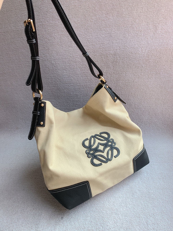 Ziva's Charm handbag – front view (33cm*33cm*16cm)
