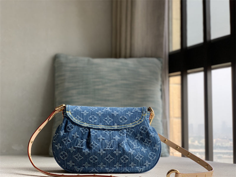  chic everyday bag detail view showing craftsmanship 14