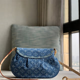  chic everyday bag detail view showing craftsmanship 14