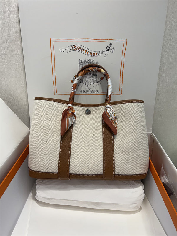  Effortless tote bag front view